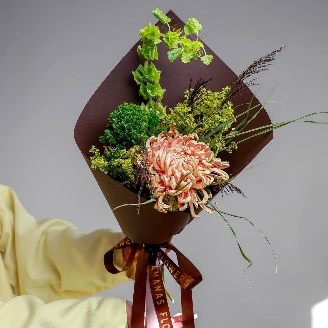 Авторский букет с сортовой хризантемой Vienna (в двух размерах)
