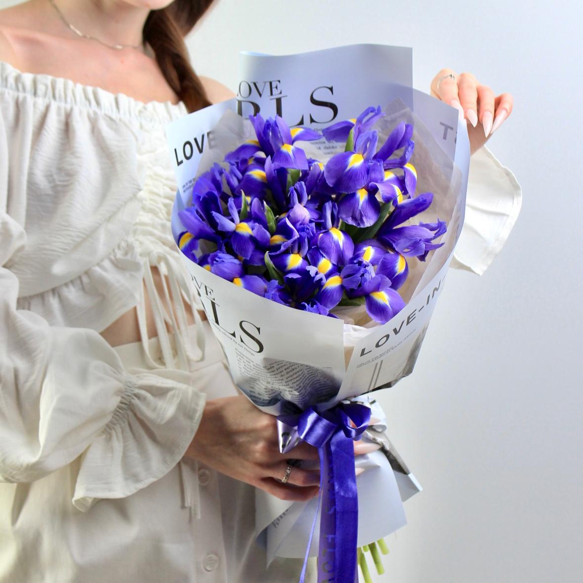 Монобукет из ирисов (в линейке в 3-х размерах)