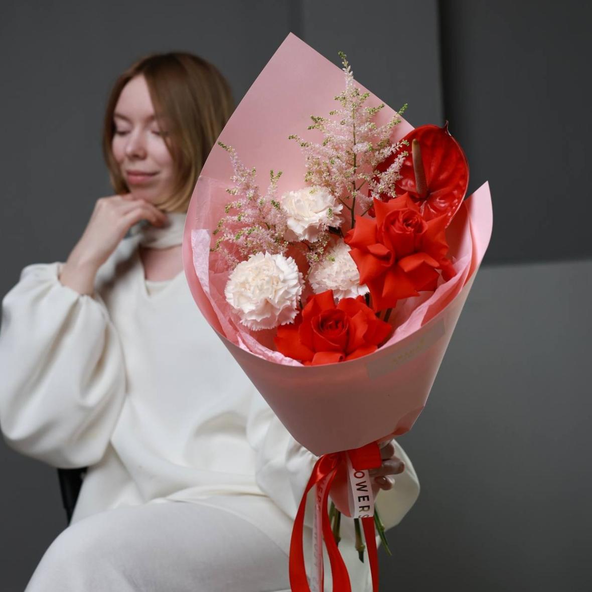 Авторский кулек с антуриумом и маттиолой (в двух размерах)