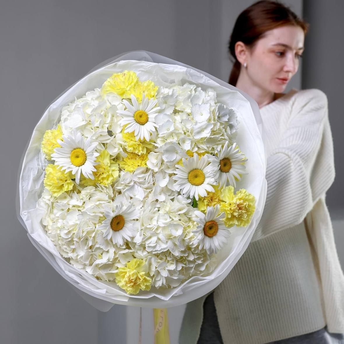 Авторский букет с ромашками (в двух размерах)