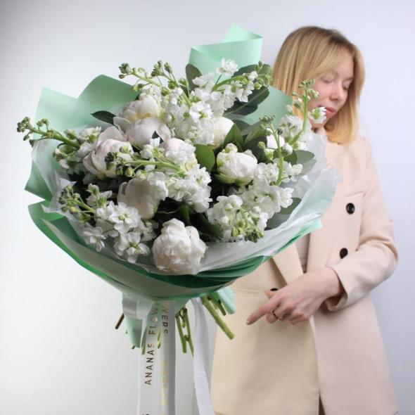 Дуобукет с пионами и маттиолой