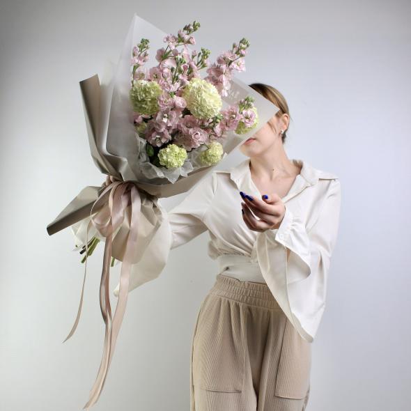 Дуобукет из маттиолы и вибурнума