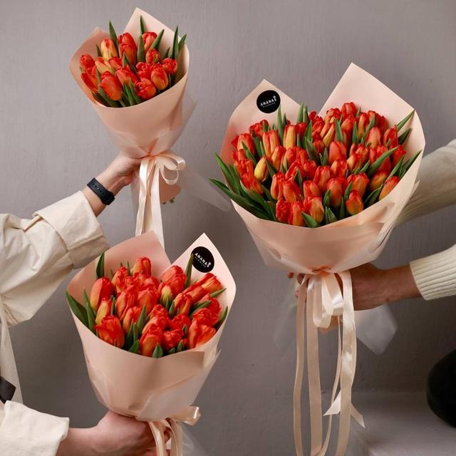 Букет из алых тюльпанов (в трёх размерах)