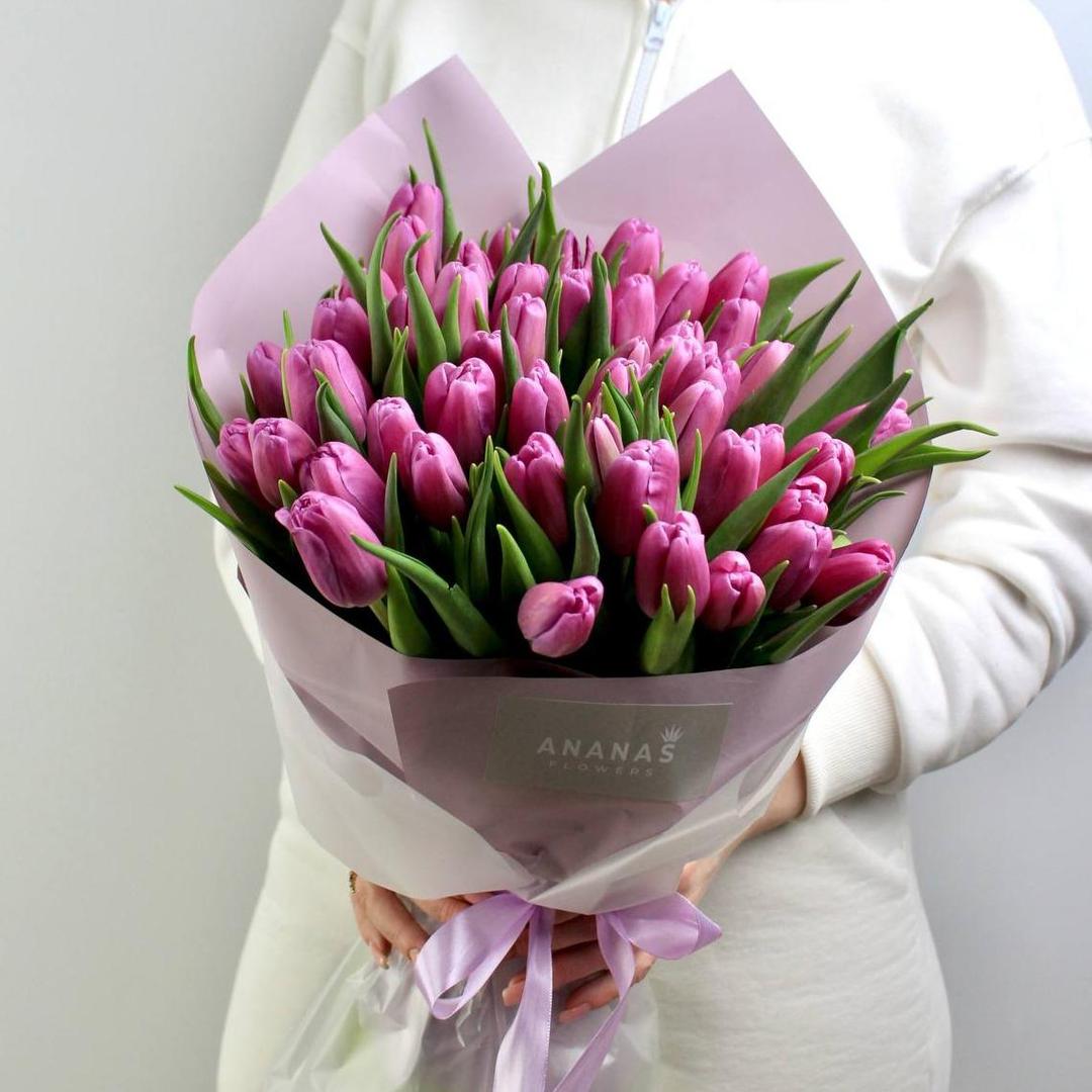Букет из сиреневых тюльпанов  в упаковке