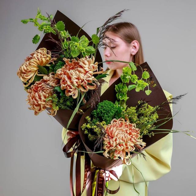 Авторский букет с сортовой хризантемой Vienna (в двух размерах)