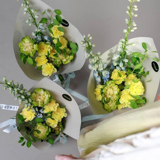 Авторский кулек с голубым дельфиниумом (в трех размерах)