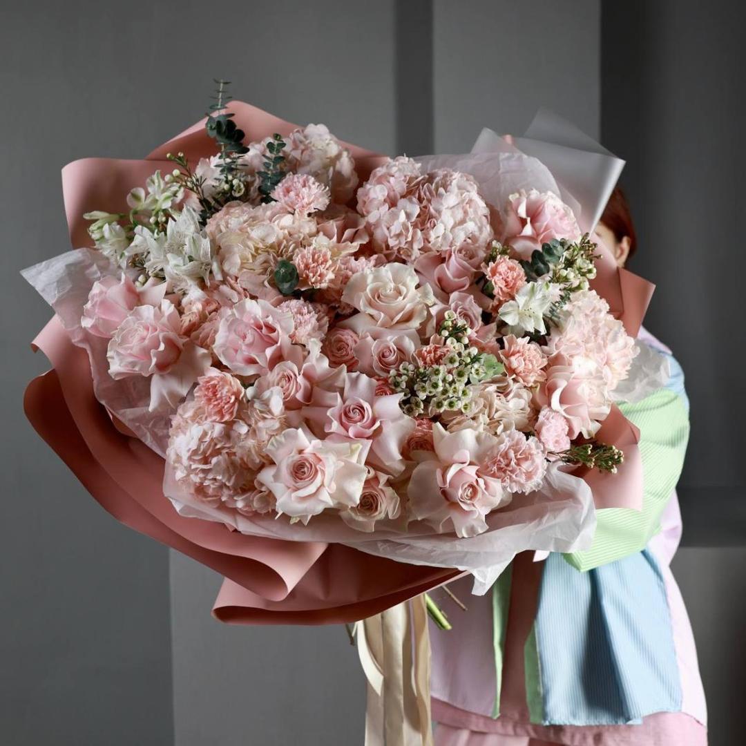 Авторский нежный букет с гортензиями и розами