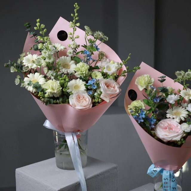 Авторский букет с герберами и розами (в двух размерах)