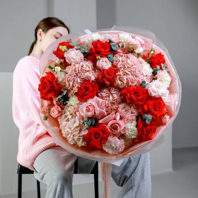 Авторский круглый букет с гортензией и розами (в двух размерах)