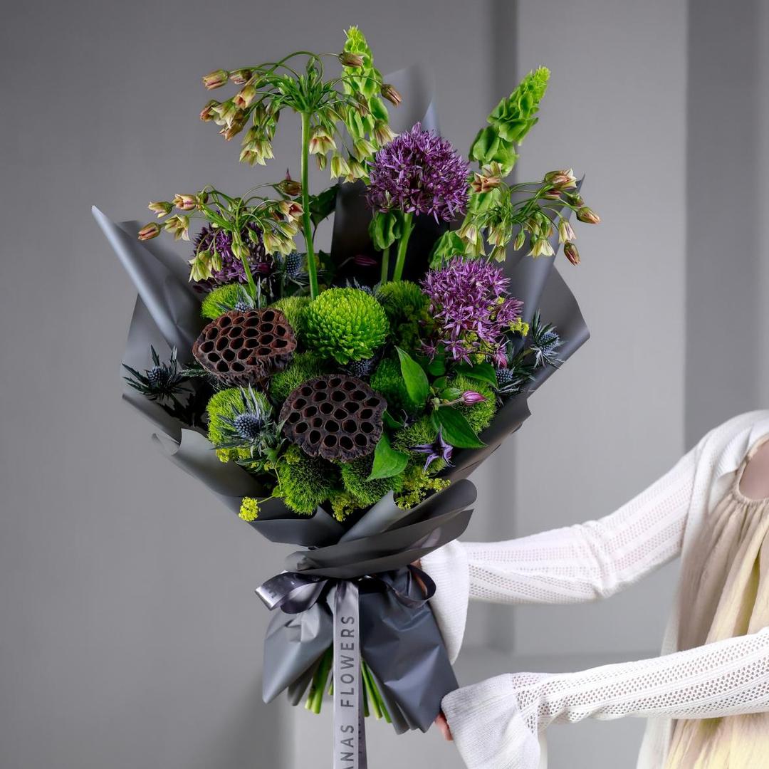 Авторский букет с фиолетовыми акцентами
