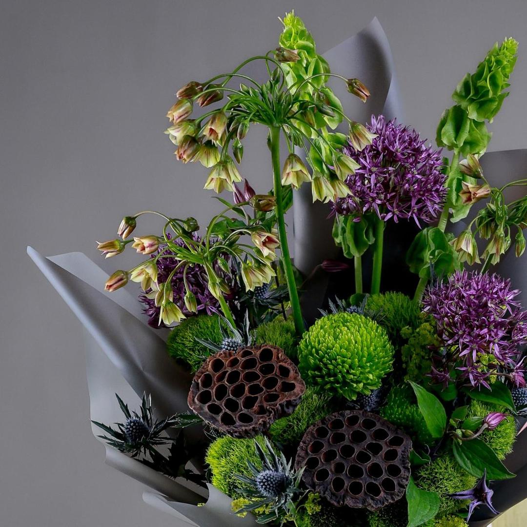 Авторский букет с фиолетовыми акцентами