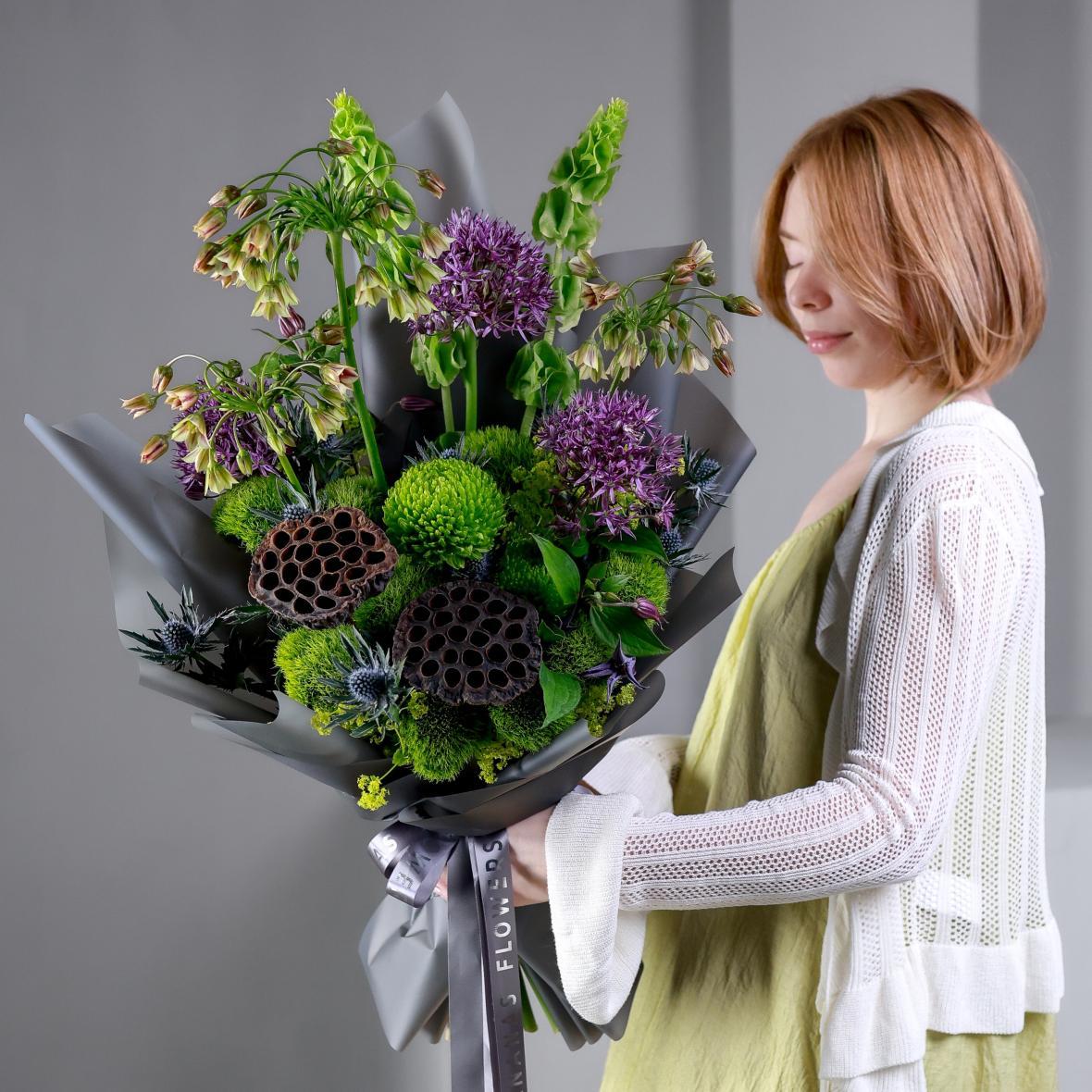 Авторский букет с фиолетовыми акцентами