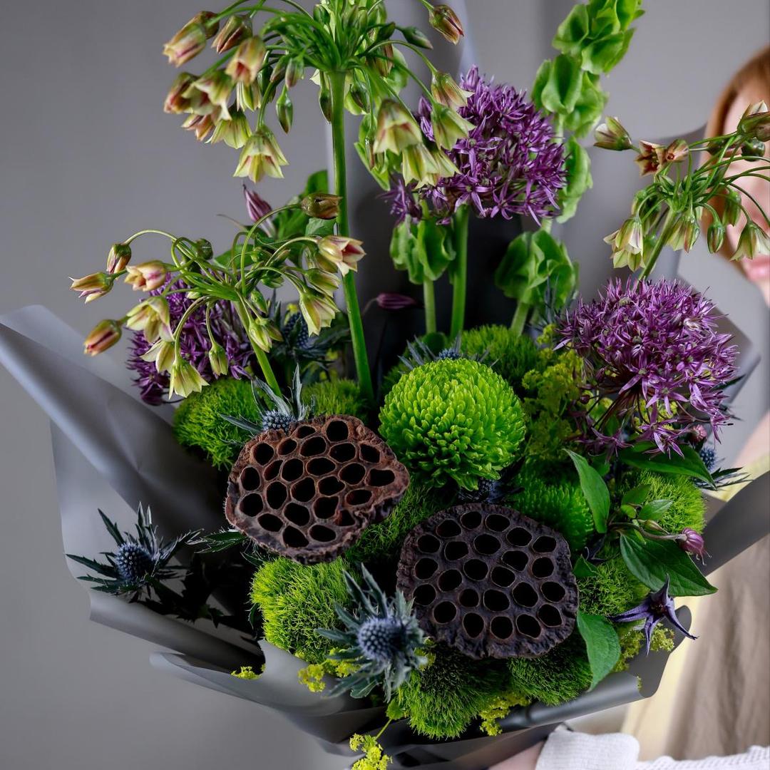 Авторский букет с фиолетовыми акцентами