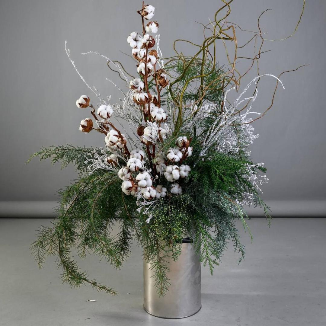 Новогодняя композиция с хвоей и хлопком