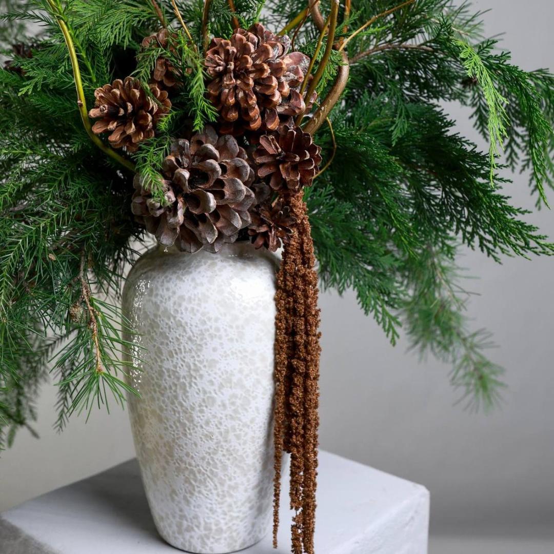 Композиция с хвоей и шишками в вазе