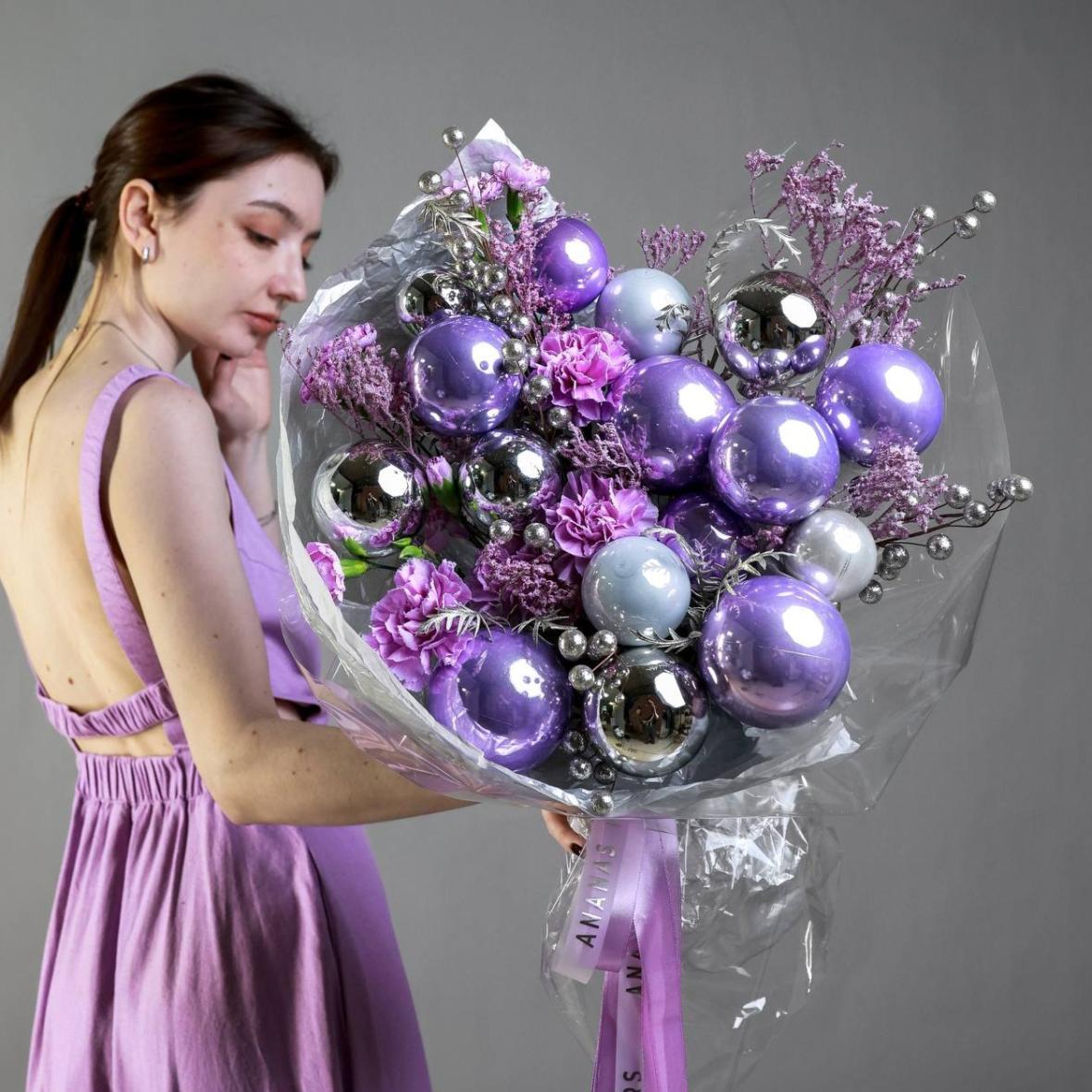 Букет с диантусами Moon Aqua и новогодними шарами