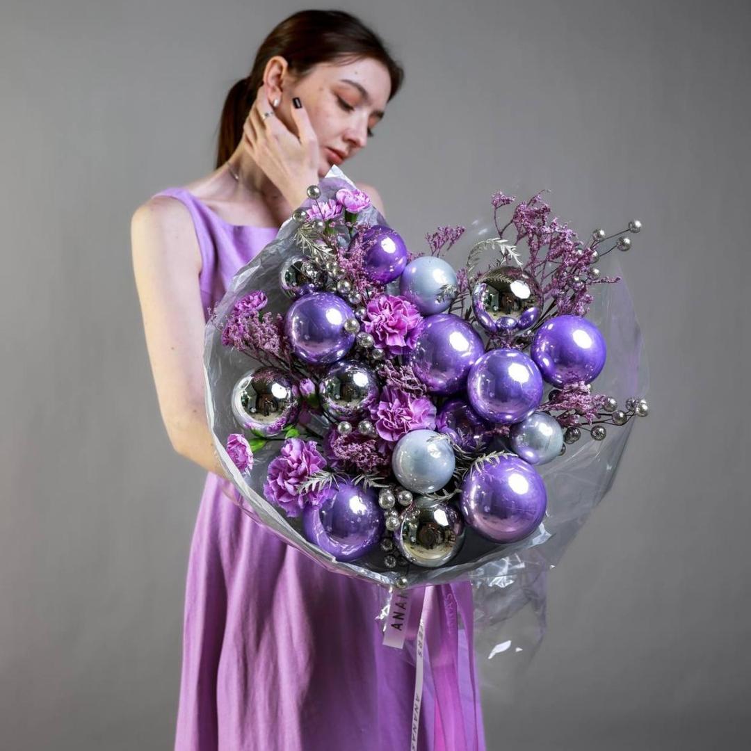 Букет с диантусами Moon Aqua и новогодними шарами