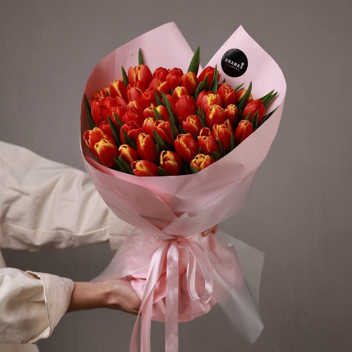 Букет из оранжевых тюльпанов  в упаковке