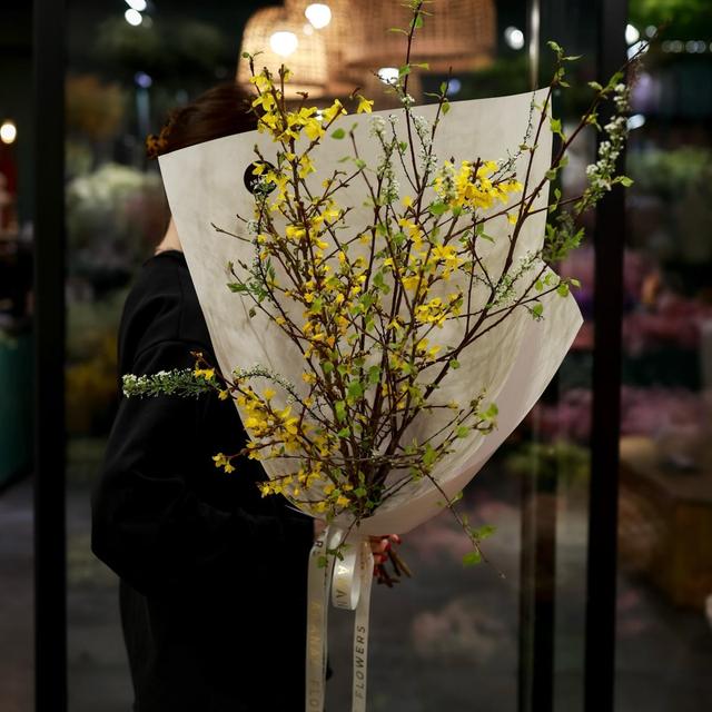 Авторский букет с форзицией и ветками березы (в двух размерах)