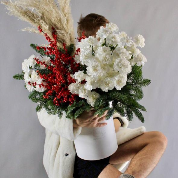 Новогодняя коробка с диантусами и нобилисом