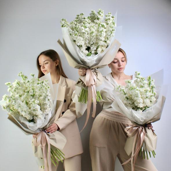 Монобукет из белой маттиолы (в линейке в 3-ех размерах)