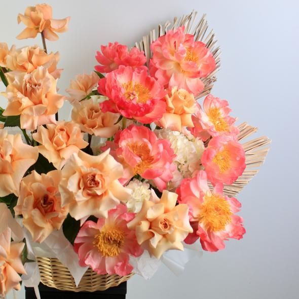 Корзина с пионами и сортовыми розами