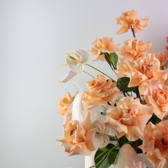 Корзина с пионами и сортовыми розами