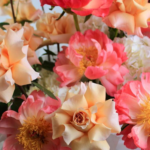 Корзина с пионами и сортовыми розами