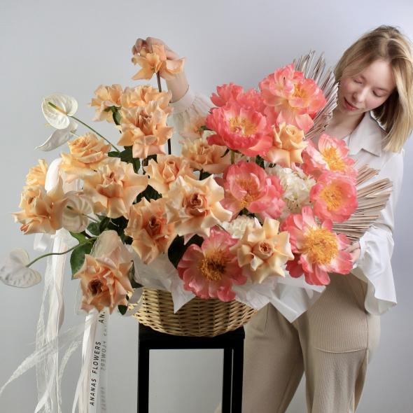 Корзина с пионами и сортовыми розами