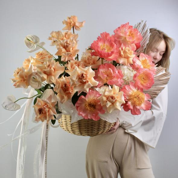 Корзина с пионами и сортовыми розами