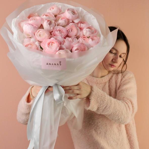 Моно букет из нежно-розовых ранункулюсов (в 3-х размерах)