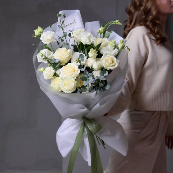 Авторский букет из роз и эустомы (в 2-х размерах)