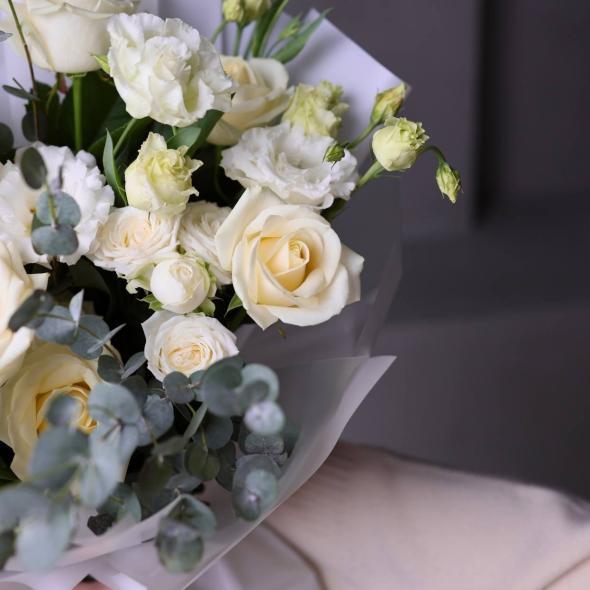 Авторский букет из роз и эустомы (в 2-х размерах)