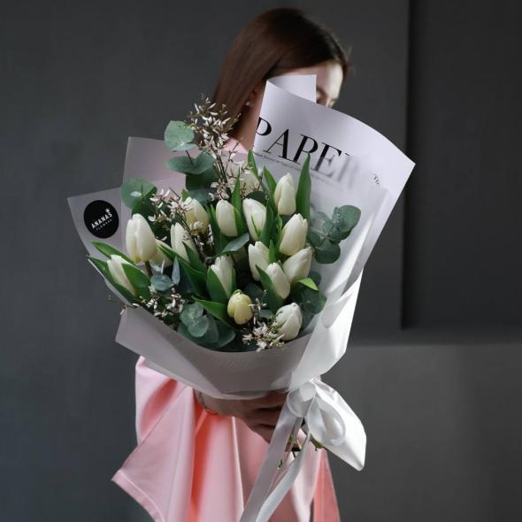 Авторский букет с белыми тюльпанами