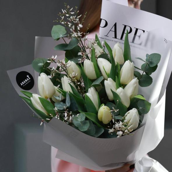 Авторский букет с белыми тюльпанами