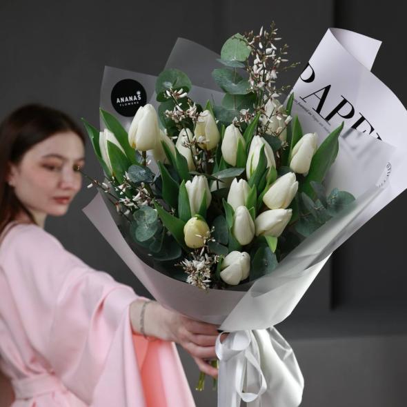 Авторский букет с белыми тюльпанами