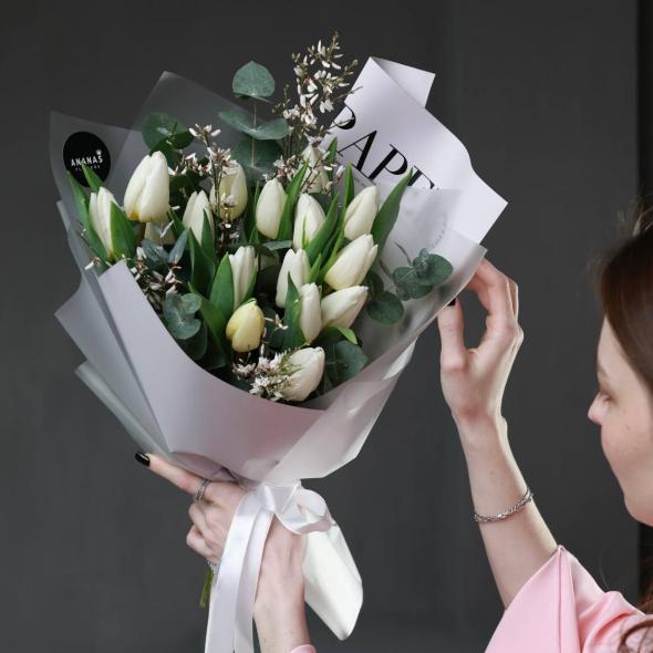 Авторский букет с белыми тюльпанами