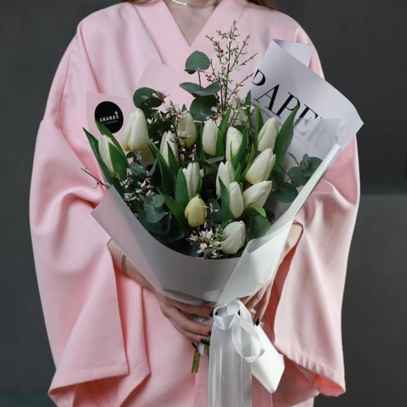 Авторский букет с белыми тюльпанами