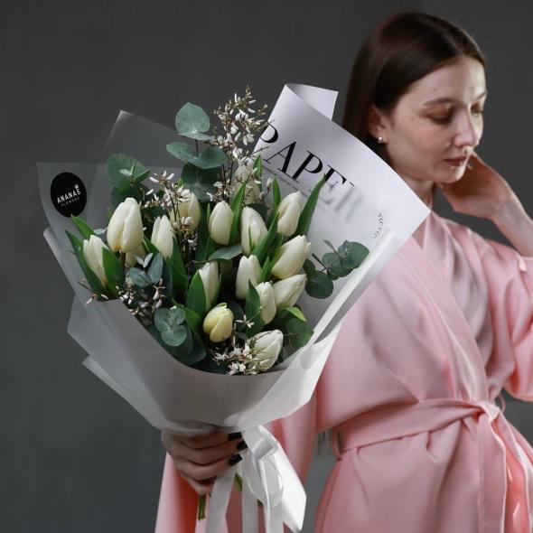 Авторский букет с белыми тюльпанами