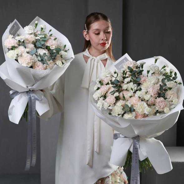 Авторский букет из диантусов и эвкалипта (в 3-х размерах)