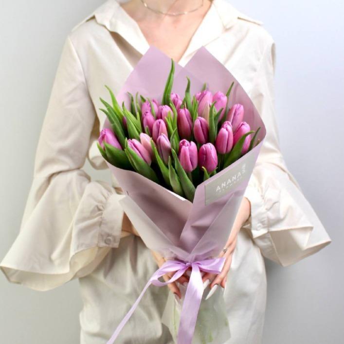 Букет из 25 сиреневых тюльпанов  в упаковке
