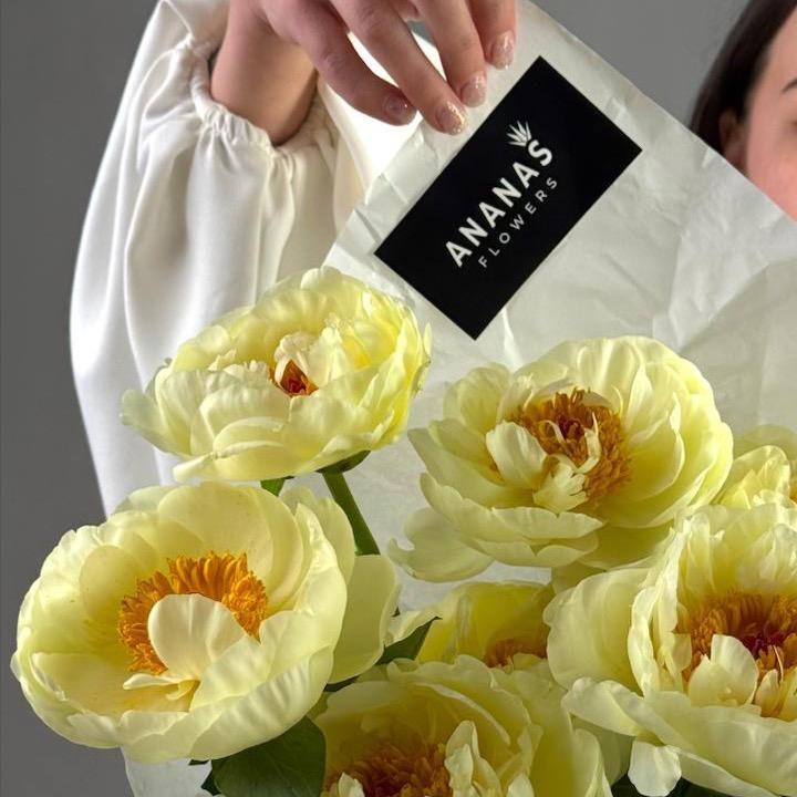 Букет из 7 медовых пионов