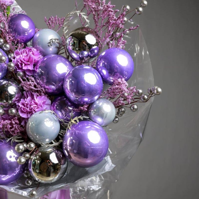 Букет с диантусами Moon Aqua и новогодними шарами