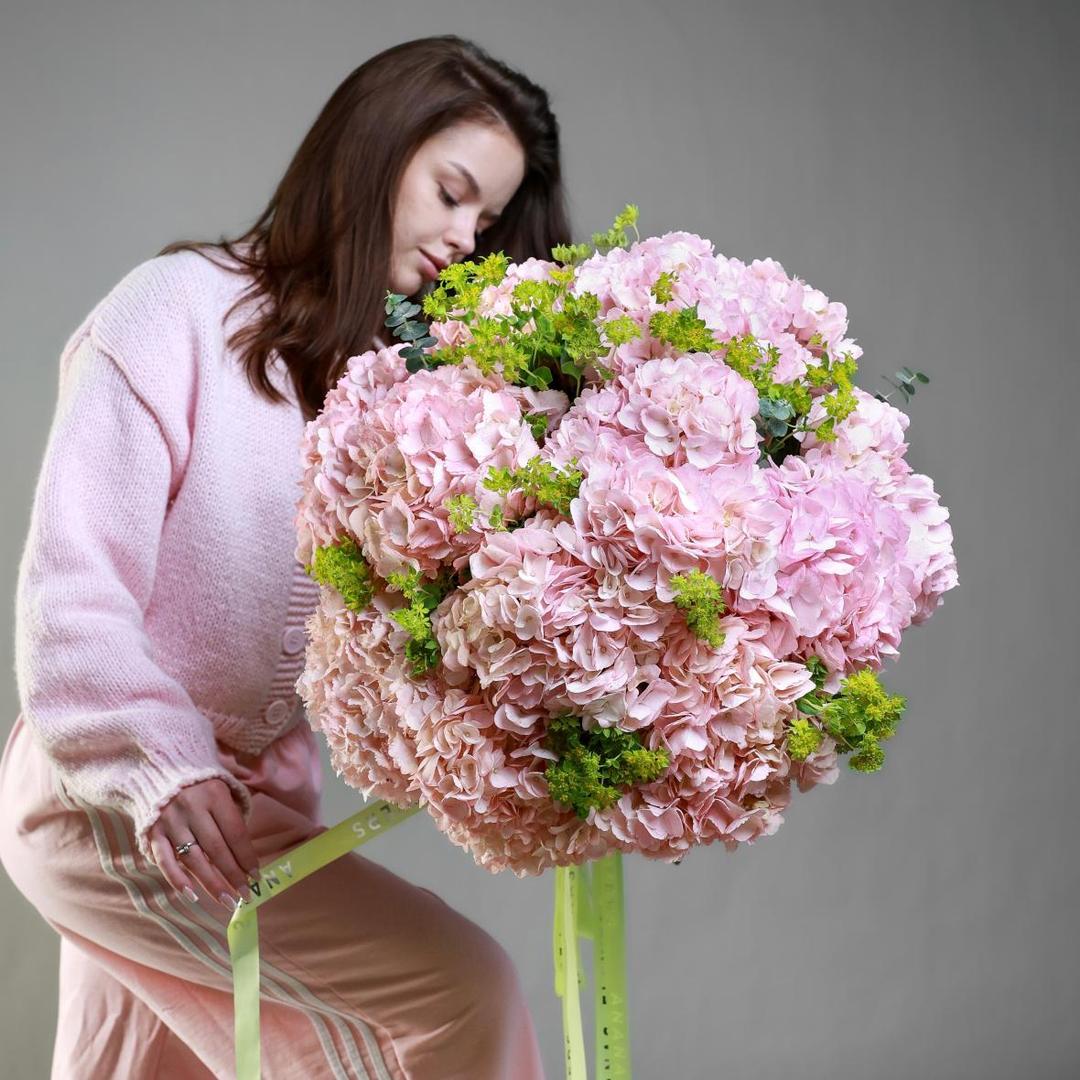 Букет с гортензией и буплерумом