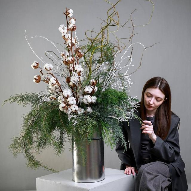 Новогодняя композиция с хвоей и хлопком