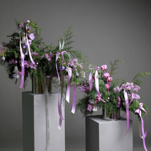 Композиция в банке с хвоей и новогодним декором в сиреневом оттенке (в двух размерах)