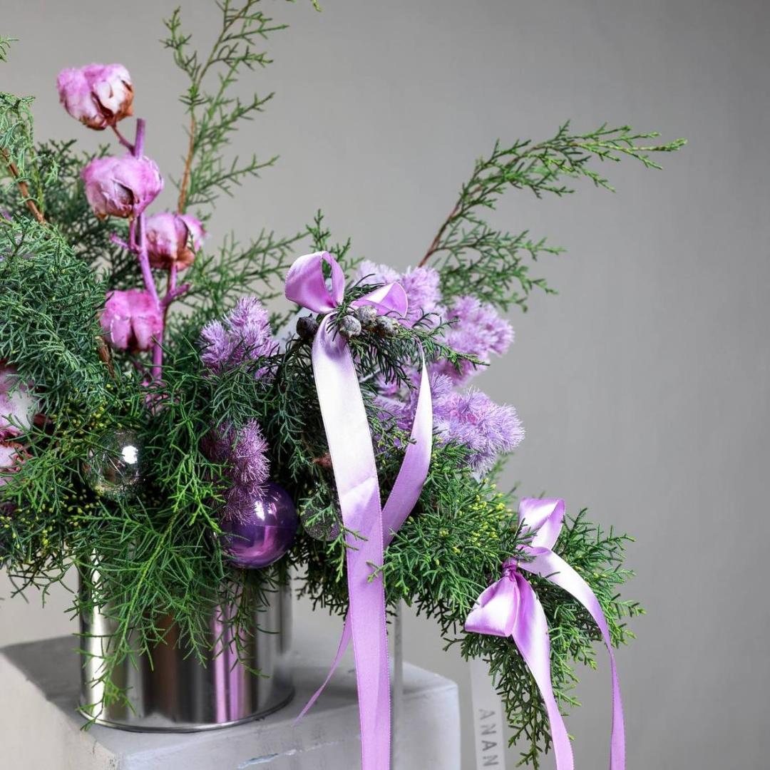 Композиция в банке с хвоей и новогодним декором в сиреневом оттенке (в двух размерах)