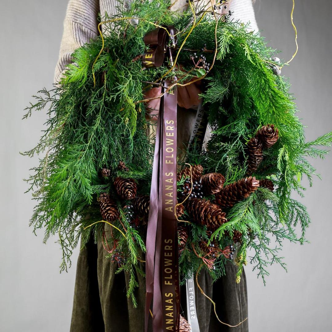 Новогодний венок с хвоей и шишками