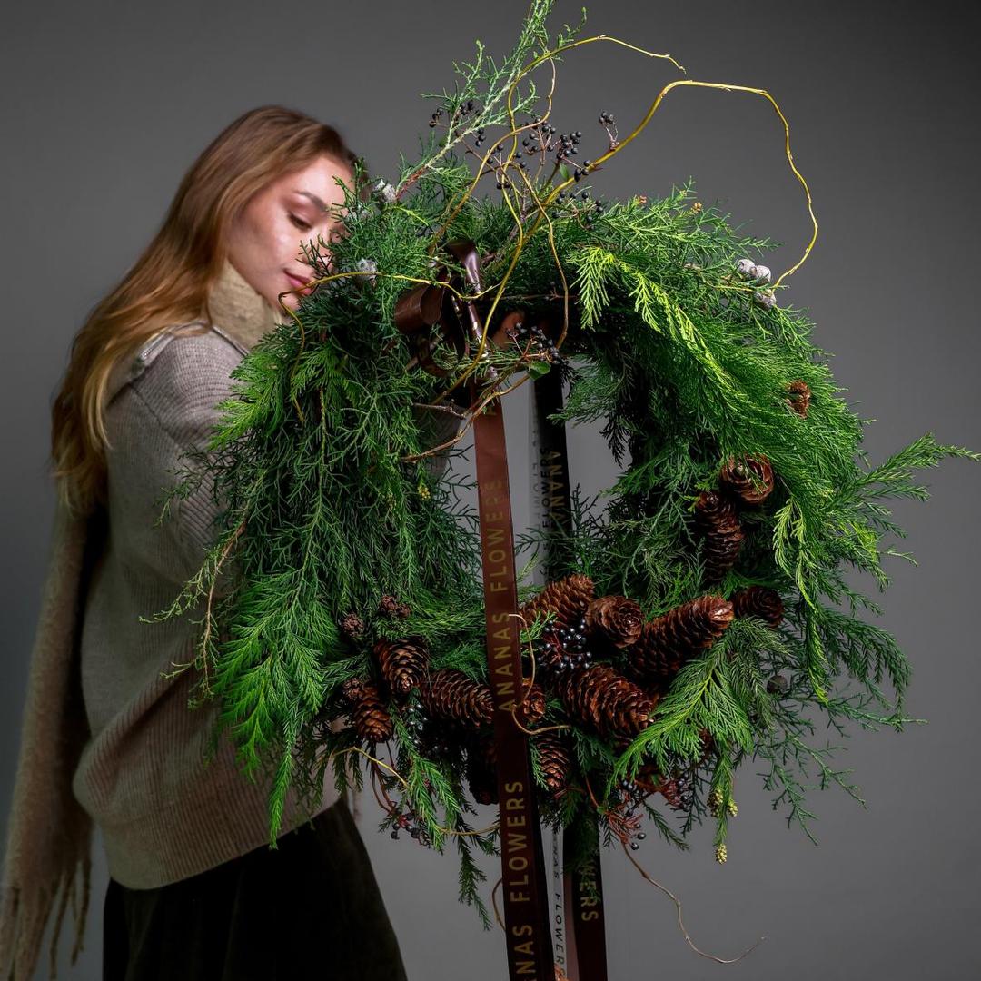 Новогодний венок с хвоей и шишками