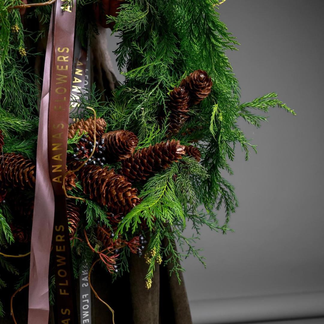 Новогодний венок с хвоей и шишками